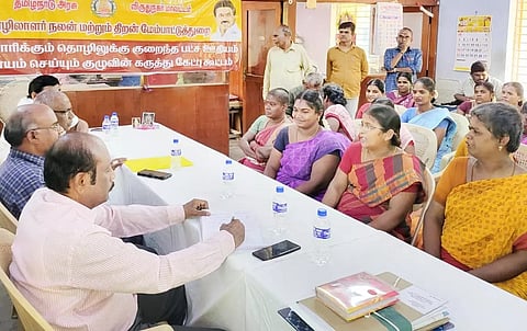 கருத்து கேட்பு கூட்டத்தில் பங்கேற்றவர்கள். 