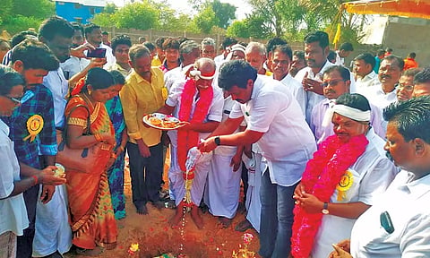 சிலை அமைப்பதற்கான பூமிபூஜையை மேயர் சண். ராமநாதன் அடிக்கல் நாட்டி தொடங்கி வைத்தார்.