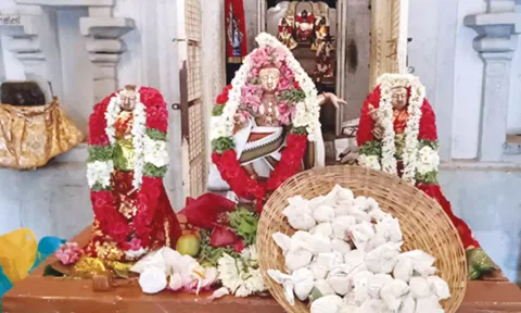 சிறப்பு அலங்காரத்தில் அருள்பாலித்த நவநீதகிருஷ்ணன், அவல் முடிச்சு வைத்திருக்கும் பக்தர்கள்.