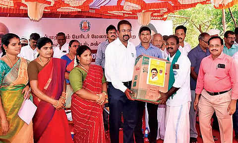 விவசாயிகளுக்கு பயன்பாட்டு பொருட்களை கலெக்டர் தினேஷ்பொன்ராஜ் ஆலிவர் வழங்கினார்.