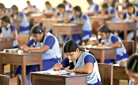 10ம் வகுப்பு பொதுத்தேர்வு: ஆங்கில பாடத்தில் 5 மார்க் போனஸ்- தேர்வுத்துறை உத்தரவு