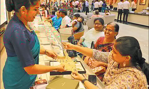 ஜோய் ஆலுக்காஸ் நகைக்கடையில் பெண்கள் ஆர்வமுடன் தங்க நகைகளை தேர்வு செய்யும் காட்சி.