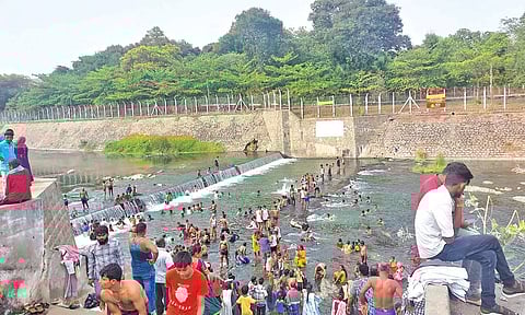 மேட்டூர் காவிரி ஆற்றில், ஆபத்தை உணராமல் ஆழமான பகுதியில் குளியல் போடும் சுற்றுலா பயணிகள்