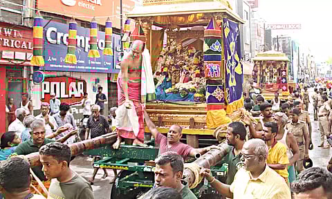 மாசி வீதியில் தங்க சப்பரத்தில் சுவாமிகள் வீதி உலா வந்த காட்சி.