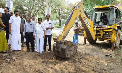 மாட்டுச்சந்தை அமைக்கும் பணியை அமைச்சர் மு.பெ.சாமிநாதன் ஆய்வு செய்த காட்சி. 