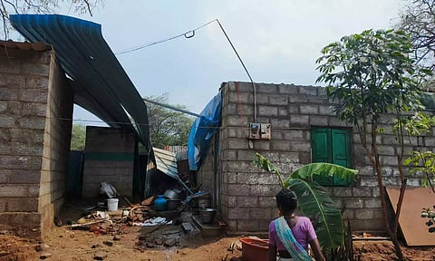 பரதராமி பகுதியில் வீட்டின் கூரைகள் சேதம் அடைந்தி ருப்பதை படத்தில் காணலாம்.