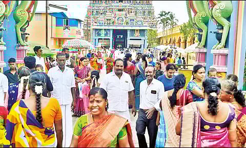 திரண்டிருந்த பக்தர்கள் கூட்டத்தின் ஒரு பகுதியினரை படத்தில் காணலாம்.