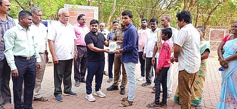 மாணவர்களுக்கு கலெக்டர் ஜெயசீலன் புத்தகங்கள் வழங்கினார்.