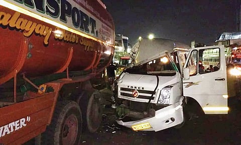 கோயம்பேட்டில் தண்ணீர் லாரி மீது வேன் மோதல்- டிரைவர் பலி மெட்ரோ ரெயில் தொழிலாளர்கள் 2 பேர் படுகாயம்