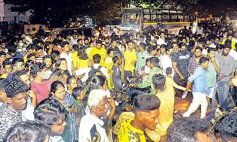 பெரிய திரையில் சென்னை-கொல்கத்தா போட்டி ஒளிபரப்பு: புதுவை கிரிக்கெட் ரசிகர்கள் மீது போலீஸ் தடியடி