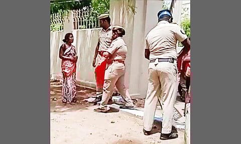 கலெக்டர் அலுவலகம் முன்பு பெண் தீக்குளிக்க முயற்சி