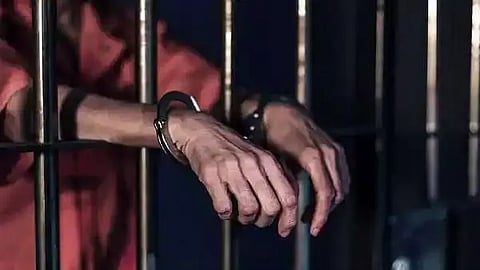 பாளையில் ஒரு லோடு ரூ.5 ஆயிரத்துக்கு விற்பனை-மார்க்கெட் கட்டிட கழிவுகளை லாரிகளில் திருடி விற்றவர் கைது