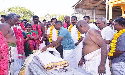 சுயம்புலிங்கசுவாமி கோவில் ராஜகோபுரவாசல் நிலை விடும் பணி தொடங்கியபோது எடுத்த படம்.