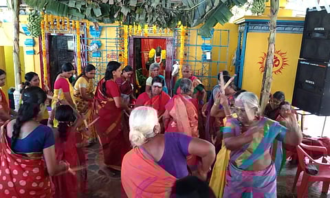 கொடைவிழாவில் திருவாசகம் முற்றோதுதல் நடைபெற்ற போது எடுத்த படம்.