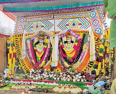 சிறப்பு அலங்காரத்தில் சுவாமி.