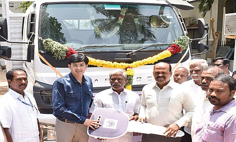 கூட்டுறவு துறைக்கு புதியதாக வாங்கப்பட்ட வாகனங்களின் சாவிகளை கூடுதல் தலைமைச் செயலாளர் டாக்டர். ராதாகிருஷ்ணன் வழங்கியபோது எடுத்தபடம். 