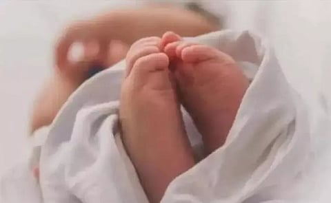 கழிவறையில் பிரசவித்து குழந்தையை ஜன்னல் வழியாக தூக்கி எறிந்து கொன்ற தாய் மீது வழக்குப்பதிவு