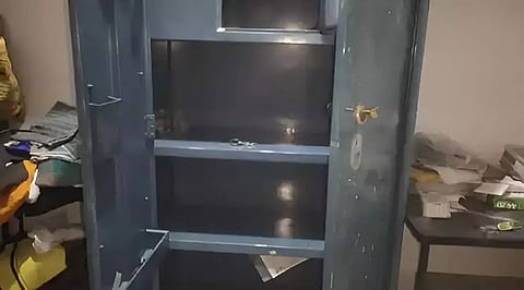 வீட்டு கதவை உடைத்து 10 சவரன், ரூ.30 ஆயிரம் கொள்ளை