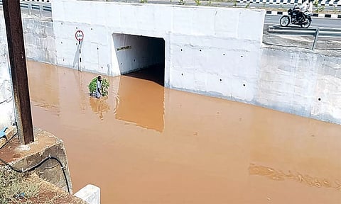 சுரங்கப்பாதையில் மழை நீர் தேங்கி நிற்பதை காணலாம்.