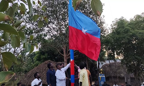 கடலூர் அருகே துணை மேயர் தாமரைச்செல்வன் விடுதலை சிறுத்தைகள் கட்சி கொடி ஏற்றினார்.