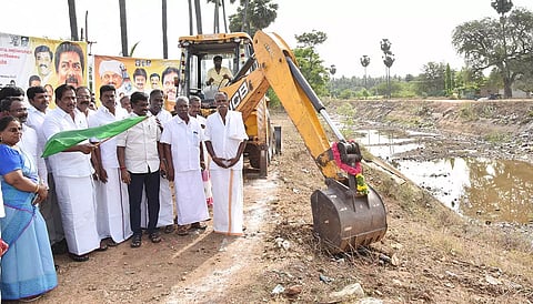 கண்டமுத்துபட்டியில் பெரியார் கால்வாய் புனரமைக்கும் பணிகளை அமைச்சர் மூர்த்தி கொடியசைத்து தொடங்கி வைத்தார். அருகில் வெங்கடேசன் எம்.எல்.ஏ., மாவட்ட வருவாய் அலுவலர் சக்திவேல் மற்றும் பலர் உள்ளனர்.