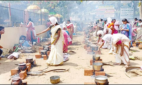 கொல்லங்கோடு பத்ரகாளியம்மன் கோவிலில் பத்தாம் உதய பொங்கல் வழிபாடு: ஏராளமான பெண்கள் பங்கேற்பு
