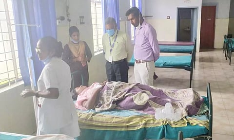 நாட்டறம்பள்ளி அரசு மருத்துவமனையில் சிகிச்சை குறித்து சுகாதார துறை இணை இயக்குனர் மாரிமுத்து கேட்டறிந்த காட்சி.