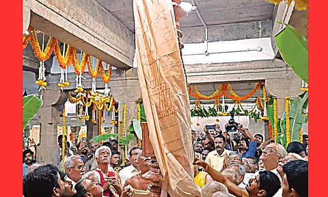 புதுப்பாளையம் மாரியம்மன் கோவில் பூக்குழி திருவிழா இன்று கொடியேற்றத்துடன் தொடங்கியது.
