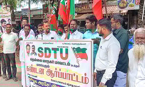 மேலப்பாளையத்தில் எஸ்.டி.டி.யூ. தொழிற்சங்கத்தினர் ஆர்ப்பாட்டம்