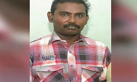 கிராம நிர்வாக அலுவலர் வெட்டிக்கொலை- போலீசார் விசாரணை