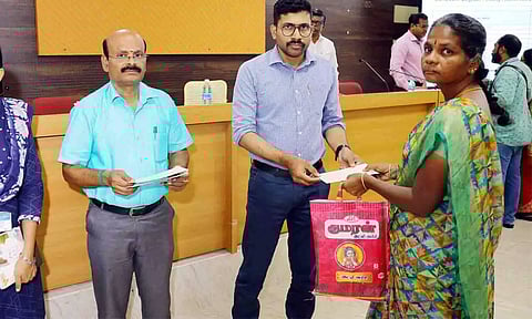 நிவாரண நிதியை கலெக்டர் வினீத் வழங்கிய காட்சி.