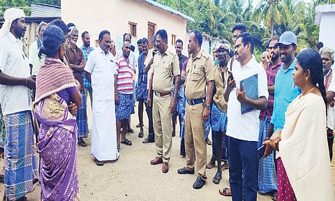 மல்லையாபுரத்தில் போலீஸ் பாதுகாப்புடன் ஆக்கிரமிப்பை அகற்ற வந்த அதிகாரிகள்.