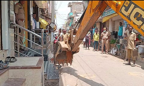 ஆக்கிரமிப்புகளை அகற்றிய காட்சி.