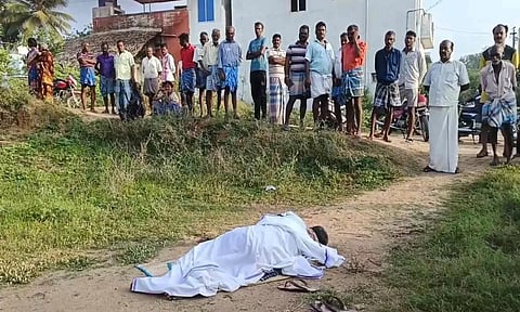 வீட்டின் அருகே செல்வம் கொலை செய்யப்பட்டு கிடந்த காட்சி.