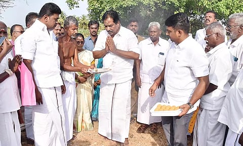 புதிய தார்சாலை மேம்பாட்டு பணியை அமைச்சர் மூர்த்தி தொடங்கி வைத்தார். அருகில் வெங்கடேசன் எம்.எல்.ஏ. உள்பட பலர் உள்ளனர். 