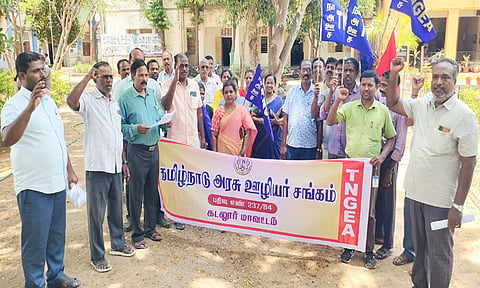 கடலூர் அரசு தொழிற்பயிற்சி நிலையம் முன்பு தமிழ்நாடு அரசு ஊழியர் சங்கம் சார்பில் ஆர்ப்பாட்டம் நடைபெற்ற போது எடுத்த படம்.