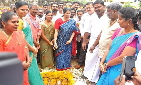 அடிக்கல் நாட்டுவிழாவை கனிமொழி எம்.பி. தொடங்கி வைத்தகாட்சி. அருகில் கலெக்டர் ரவிச்சந்திரன், ராஜா எம்.எல்.ஏ., உள்பட பலர் உள்ளனர்.