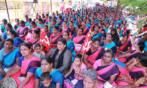 காத்திருப்பு போராட்டத்தில் ஈடுபட்டவர்களை படத்தில் காணலாம்.