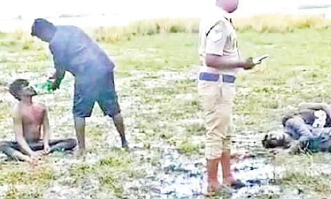 ஸ்ரீபெரும்புதூர் அருகே 2 வாலிபர்களை கடத்திய கடத்தல் கும்பலை மரத்தில் கட்டிவைத்து சரமாரியாக தாக்கிய ஊர்மக்கள்