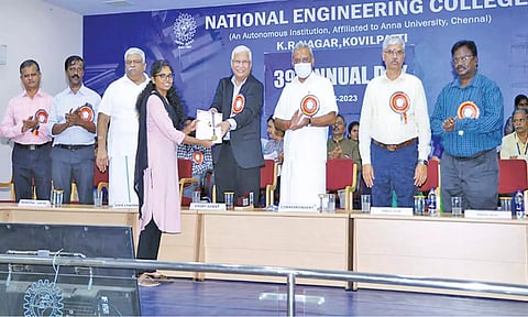 கல்லூரியில் 2022-23-ம் கல்வியாண்டின் சிறந்த மாணவிக்கான விருதினை தகவல் தொழில்நுட்பத் துறை மாணவி சுகபிரியா சிறப்பு விருந்தினரிடம் இருந்து பெற்றுக்கொண்ட காட்சி.