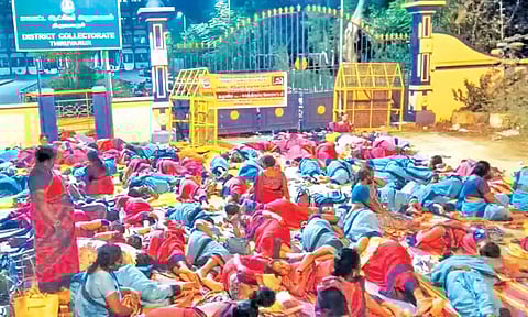 போராட்டத்தில் ஈடுப்பட்ட அங்கன்வாடி ஊழியர்கள்.