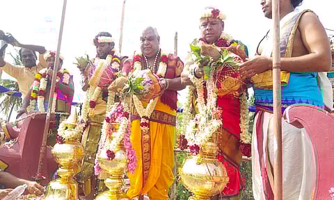 கோபுர கலசத்திற்கு சிவாச்சாரியார்கள் புனித நீர் ஊற்றி வழிபாடு நடத்தினர்.