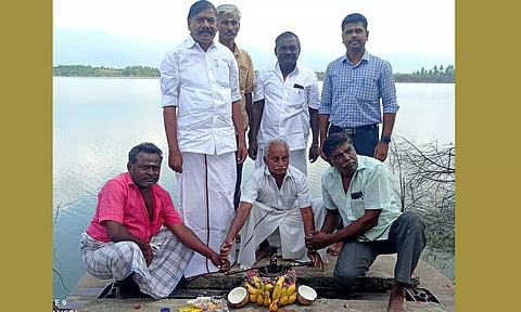 அந்தியூர் பெரிய ஏரியில் இருந்து ஆயக்காட்டு பாசனத்திற்காக ஏ.ஜி.வெங்கடாசலம் எம்.எல்.ஏ. தண்ணீர் திறந்து வைத்த போது எடுத்த படம்.