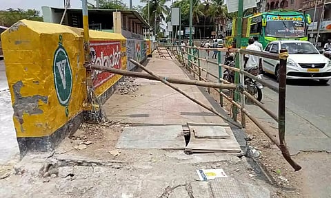 அடித்தளம் மற்றும் பக்கவாட்டு கைப்பிடி சேதம் அடைந்ததை படத்தில் காணலாம்.