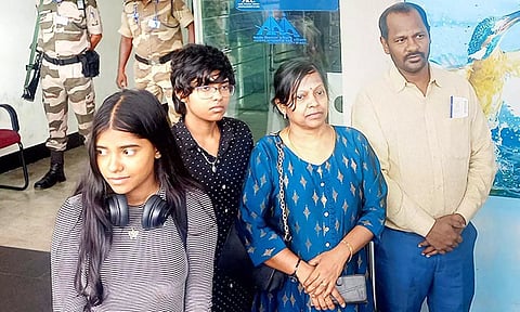 சூடானில் இருந்து மீட்கப்பட்டு இன்று காலை மதுரை வந்த ஒரே குடும்பத்தை சேர்ந்தவர்கள்.