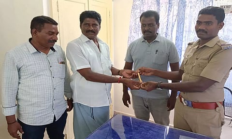 தவறி விட்ட நகையை உரியவரிடம் சிதம்பரம் நகர போலீசார் ஒப்படைத்த போது எடுத்தபடம்.