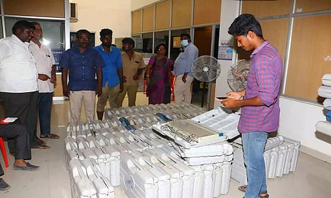 வேலூர் மாநகராட்சி தேர்தலில் பயன்படுத்தப்பட்ட வாக்குப்பதிவு எந்திரங்கள் பெங்களூரு கொண்டு செல்லப்பட்டன