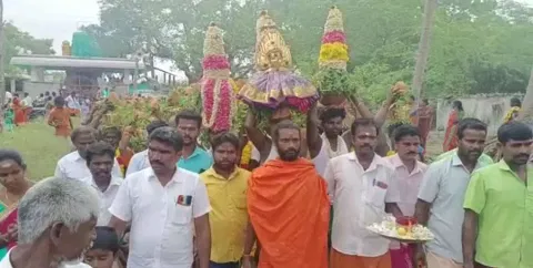 திண்டிவனம் அருகே முன்னூரில் பால்குட ஊர்வலம்