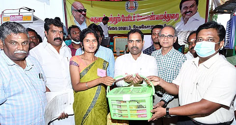 திருவேகம்பத்தூர் கிராமத்தில் நடந்த மக்கள் தொடர்பு முகாமில் கலெக்டர் மதுசூதன் ரெட்டி கர்ப்பிணி பெண்களுக்கு மருத்துவ பெட்டகத்தை வழங்கினார். 