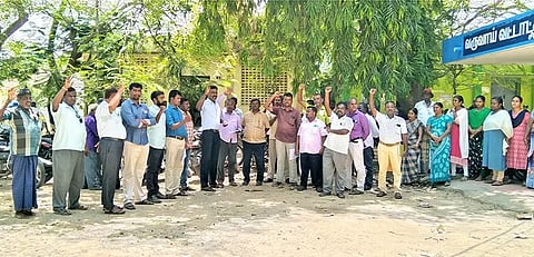 ஆர்ப்பாட்டத்தில் ஈடுபட்டவர்களை படத்தில் காணலாம்.